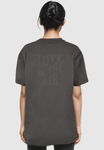 Merchcode - Camiseta 'Love In The Air' en gris