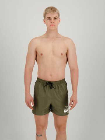 Regular Shorts de bain Nike Swim en vert : devant