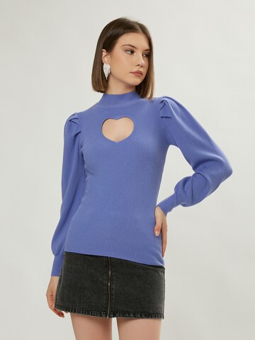 Influencer Sweater in Blue: front