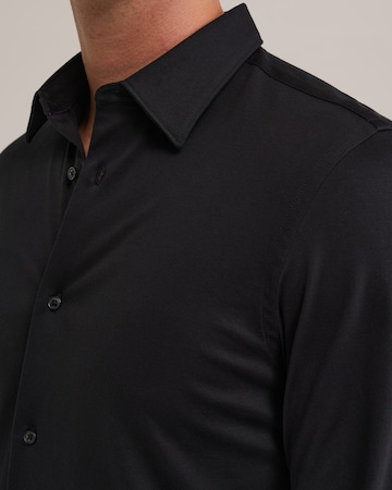WE Fashion Slim Fit Paita värissä musta