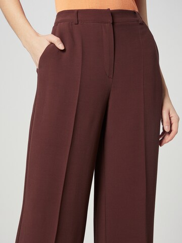 Wide leg Pantaloni con piega frontale 'Daliah' di A LOT LESS in marrone