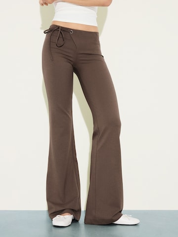 Bershka Flared Broek in Bruin: voorkant