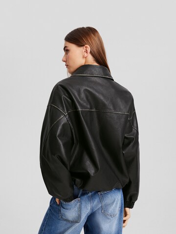 Bershka Prehodna jakna | črna barva