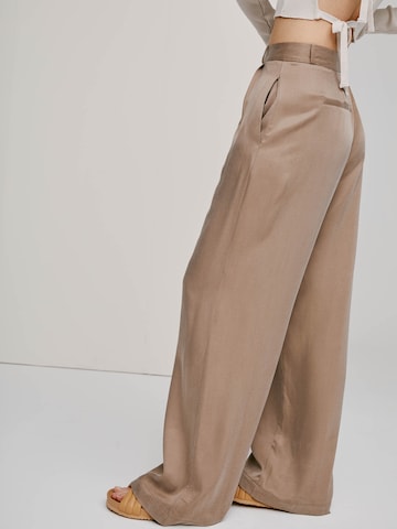 A LOT LESS - Pierna ancha Pantalón plisado 'Florentina' en marrón