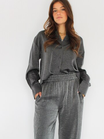 Honnête Atelier Blouse 'Zahara' in Grey