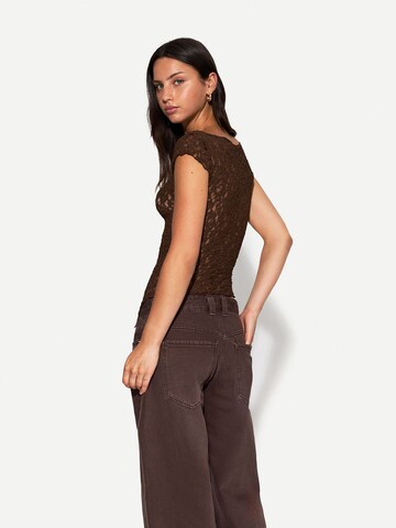 Tricou de la Bershka pe maro