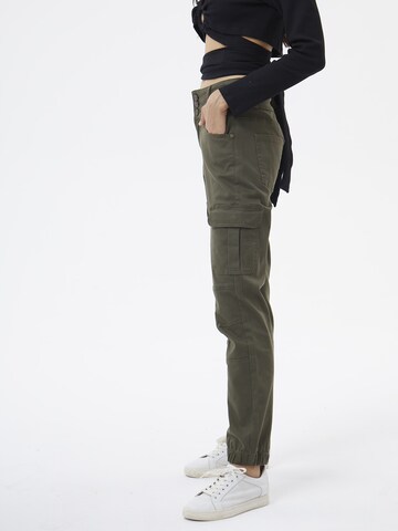 AIKI KEYLOOK Tapered Hose 'Levitating' in Grün