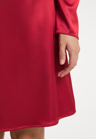 faina Rok in Rood