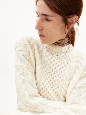 ARMEDANGELS Trui 'BERFINAA CABLE' in Beige: voorkant