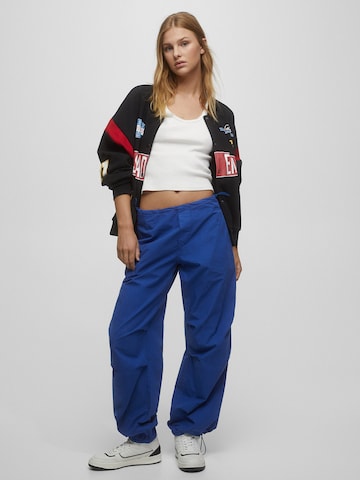 Pull&Bear Loose fit Trousers in Blue: front