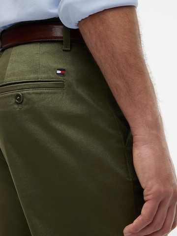 TOMMY HILFIGER - regular Pantalón chino 'DENTON ESSENTIAL' en verde