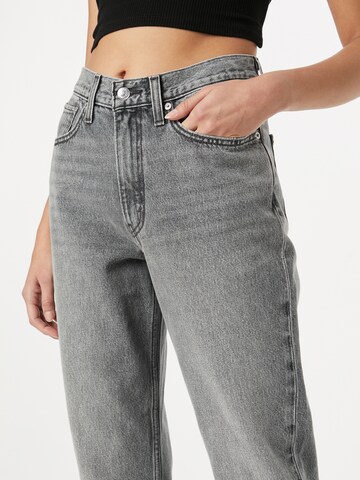 LEVI'S ® Tapered Jeans '80s Mom Jean' in Grijs