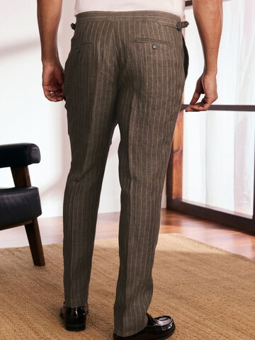 Slimfit Pantaloni con pieghe di Next in marrone