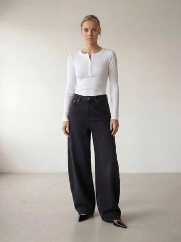 ARMIE Tričko 'The Petra Henley Slim-Fit Top - White' – bílá