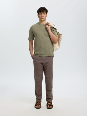 Coupe slim Pantalon 'SLHBrody' SELECTED en marron