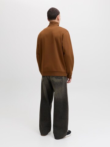 Sweat-shirt 'JJEBradley' JACK & JONES en marron