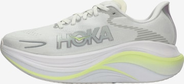 Chaussure de course 'SKYWARD X 2' HOKA en blanc : devant