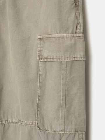 Pull&Bear Loose fit Cargo trousers in Grey