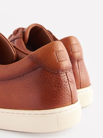 Sneaker bassa di Next in marrone