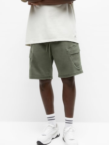 Pull&Bear Regular Cargo Pants in Green: front