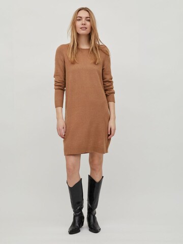 VILA Pletené šaty - Hnedá: predná strana