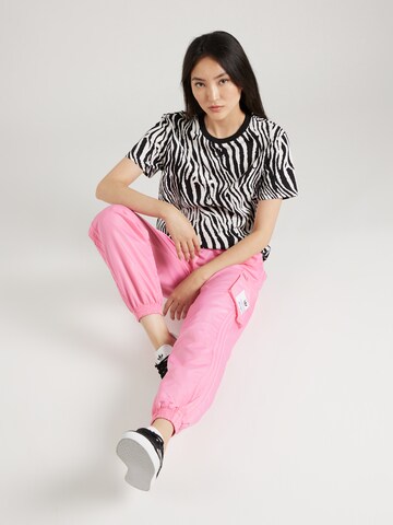 ADIDAS ORIGINALS Μπλουζάκι 'Allover Zebra Animal Print Essentials' σε μαύρο