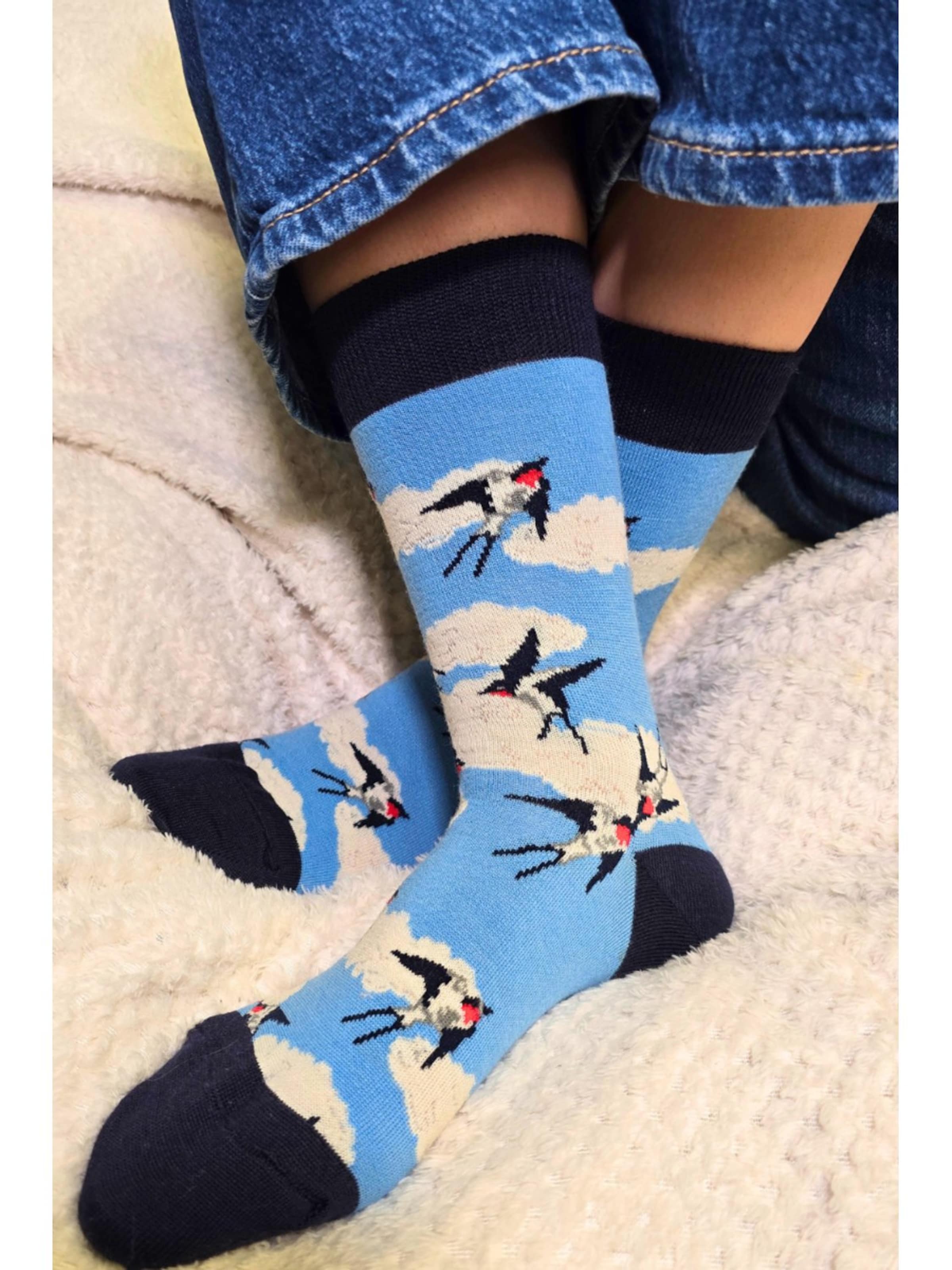 Sokisahtel Sokken 'NORDIC SKY merino wool socks with swallows' in Blauw
