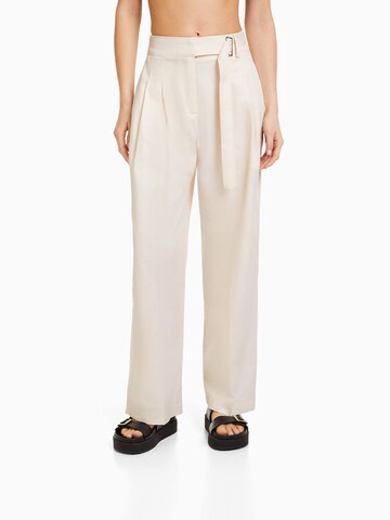 Bershka Loose fit Pleat-Front Pants in Beige: front