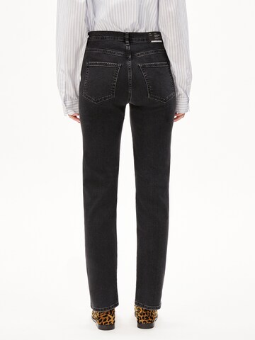 Slimfit Jeans 'Carenaa' di ARMEDANGELS in nero: frontale