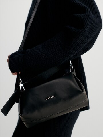 Calvin Klein Чанта за през рамо в черно: отпред