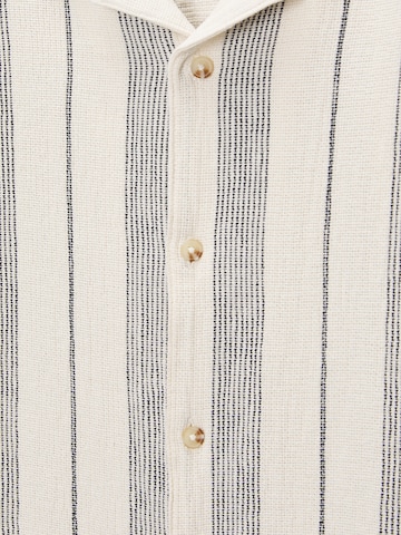 Pull&Bear Comfort Fit Skjorte i hvit