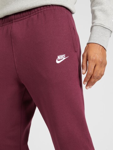 Tapered Pantaloni 'Club Fleece' de la Nike Sportswear pe roșu