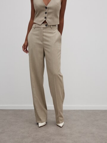 Loosefit Pantaloni con piega frontale di RÆRE by Lorena Rae in beige: frontale