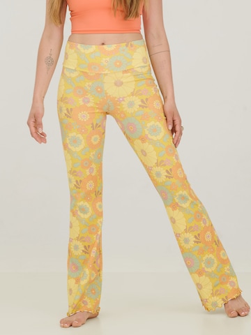 Flared Pantaloni 'LOU' di ABOUT YOU x Sofia Tsakiridou in giallo: frontale