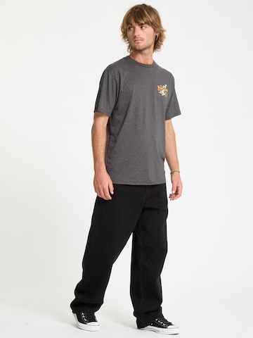 Volcom Тениска 'Back Country HTH' в сиво