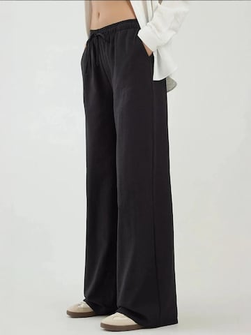 Hiccup Regular Trousers in Black