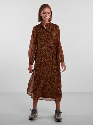 Robe 'Blume' PIECES en marron : devant