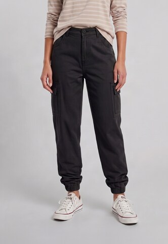 Urban Classics Tapered Cargo trousers in Black: front
