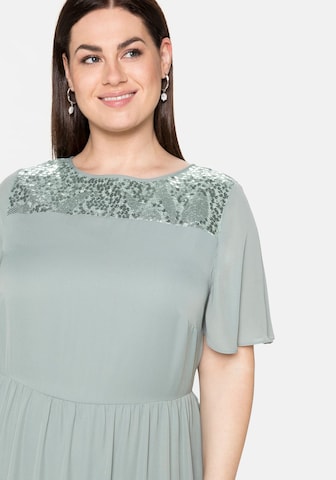 Rochie de seară de la SHEEGO pe verde