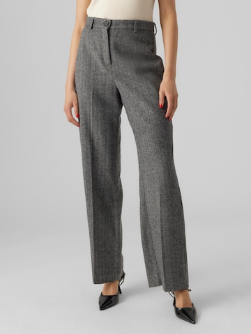 VERO MODA Loose fit Trousers with creases 'Lizzie' in Grey: front