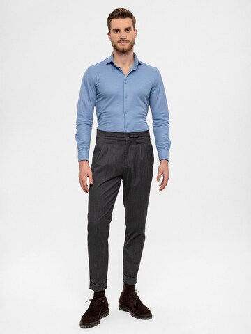 Antioch Regular Pleat-front trousers in Grey