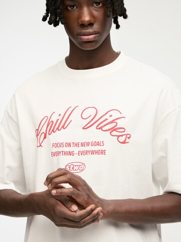 T-Shirt 'STWD VOLUMEN  CHILL VIBES' Pull&Bear en blanc