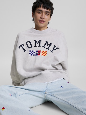 Tommy Jeans كنزة رياضية بلون رمادي