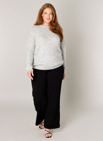 BASE LEVEL CURVY Pullover in Grau: Vorderseite