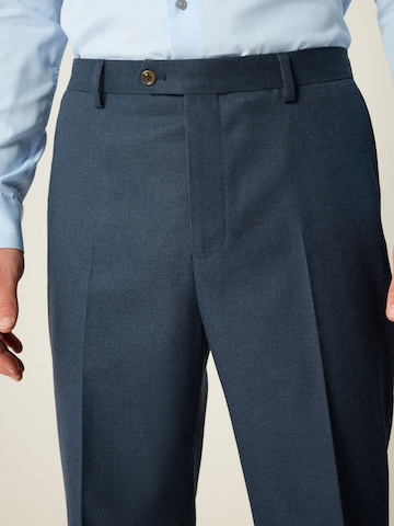 Coupe slim Pantalon à plis Next en bleu