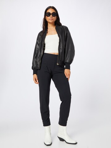 Riani Tapered Pleat-Front Pants in Black