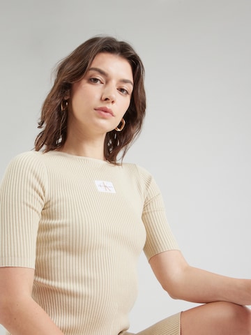 Calvin Klein Jeans Stickad klänning i beige