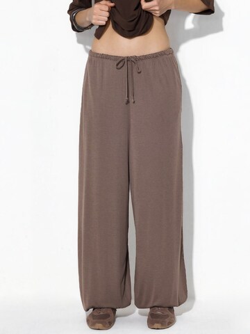 Tapered Pantaloni de la Busem pe maro: față