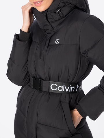 Calvin Klein Jeans Pitkä talvitakki värissä musta