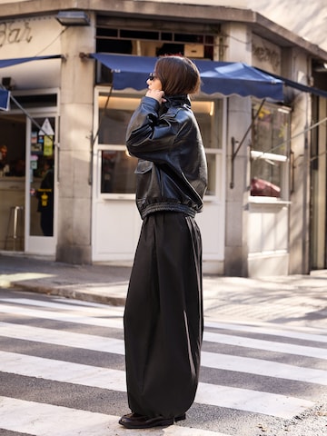 Bershka Tapered Housut värissä musta